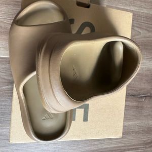Barely used Yeezy Slides, like new, comes with original box